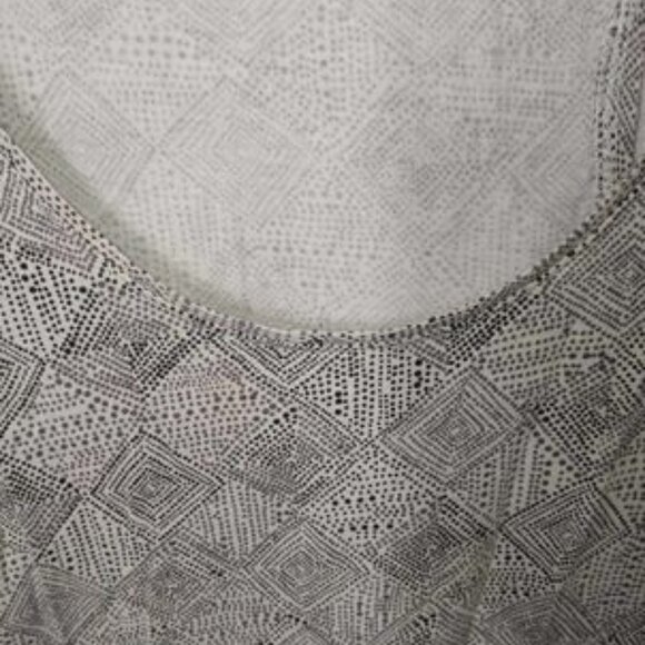 Old Navy Relaxed Printed Scoop Neck Swing Tank Top Size Small - Picture 4 of 9